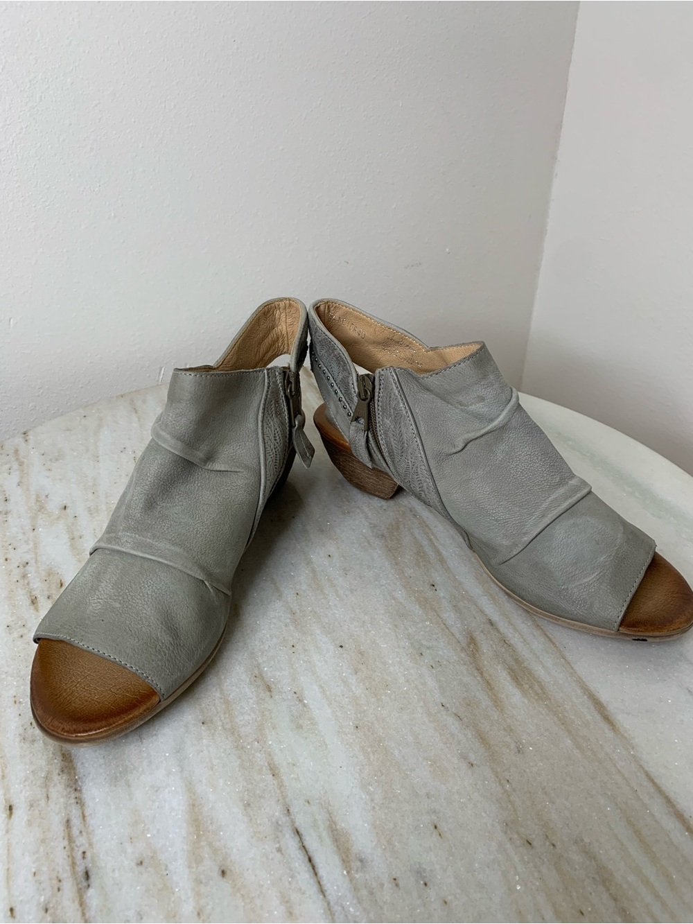 Miz Mooz sandal “Cailey” sz 9 EU 40 Glacier Gray Open-Toe Side-Zip